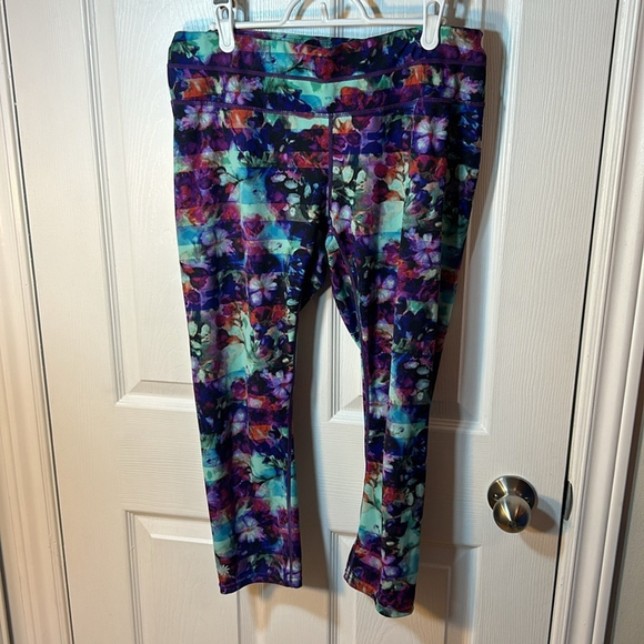 Size large Athleta Floral fade sonar capri activewear leggings style 438849 - Picture 2 of 8